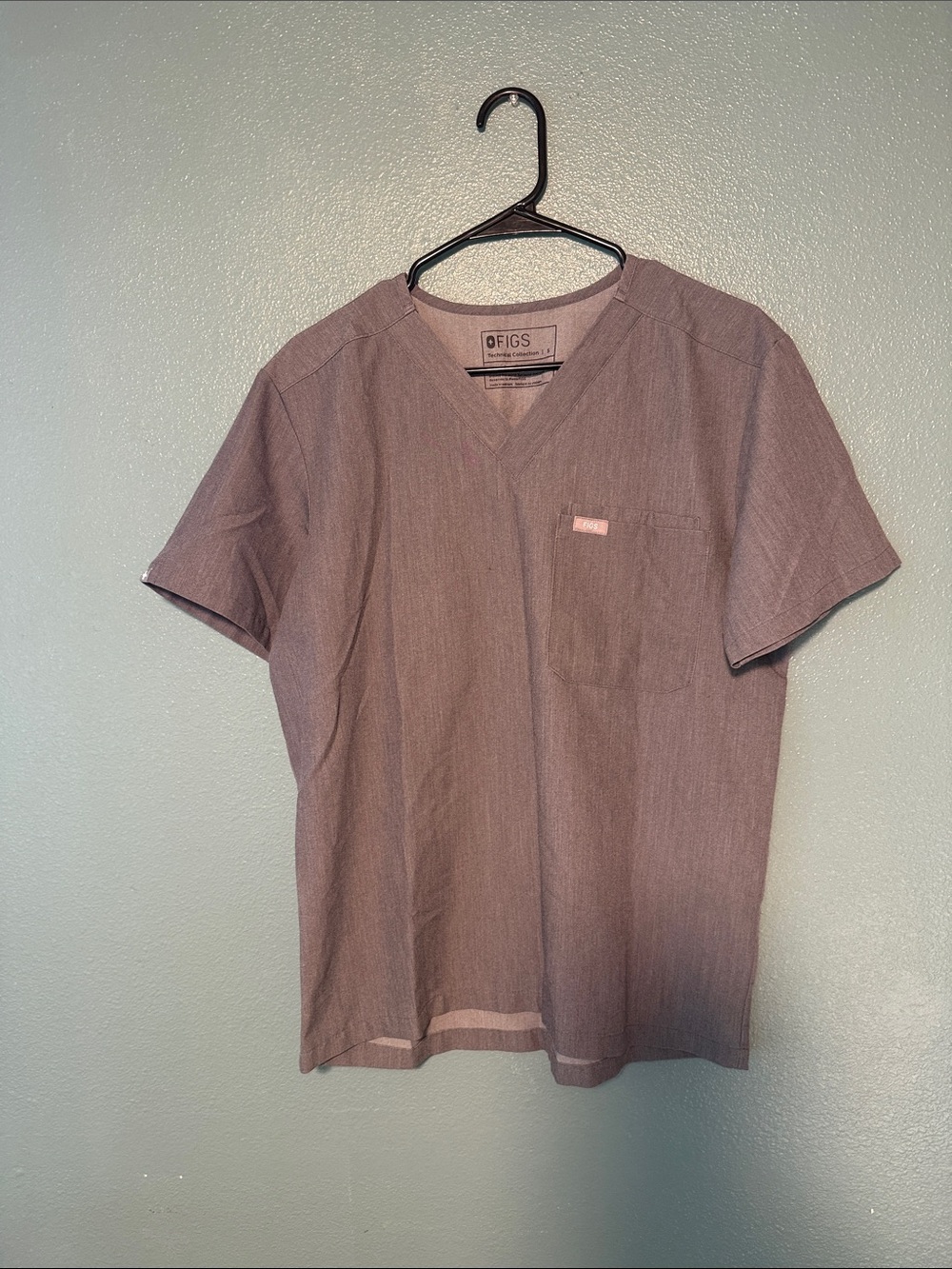 Figs Men's V-Neck Scrub Top in Mauve